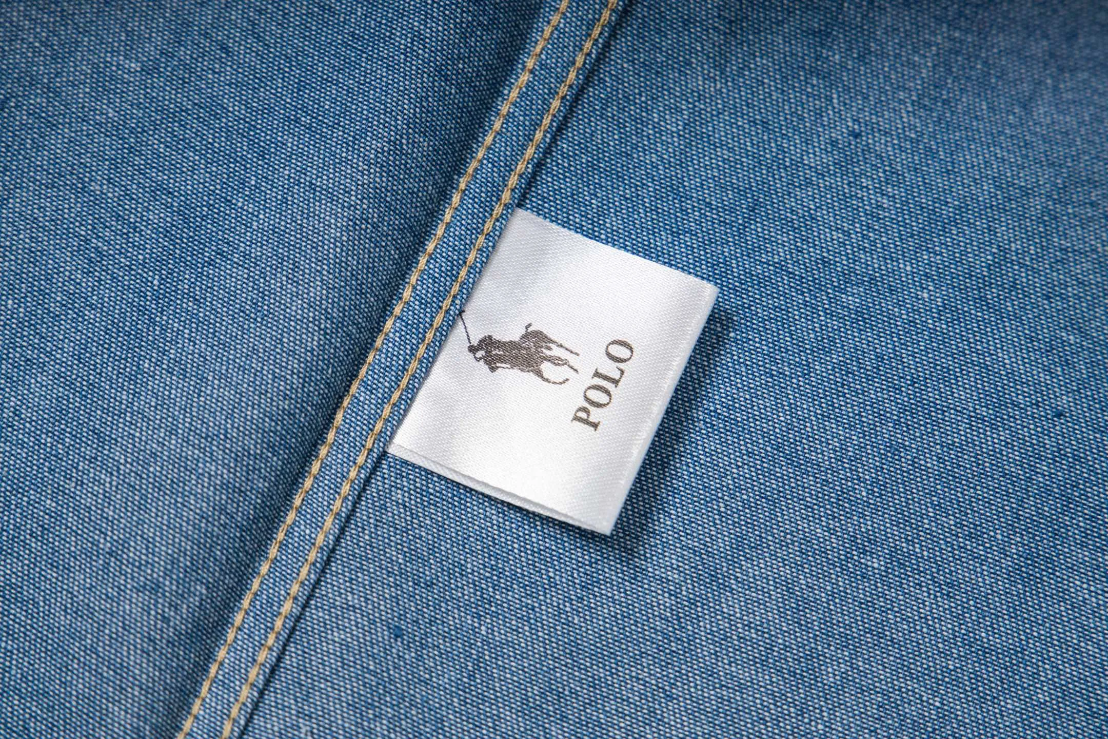 P220 model number: G006 Ralph Lauren/Ralph Lauren classic color small label couple style washed denim long-sleeved shirt 1️⃣Made of high-quality denim fabric, the upper body is soft and comfortable, extremely delicate, has a solid, smooth and soft feel, and the fabric does not wrinkle, and the feel is invincible. The details are handled perfectly! 2️⃣Adopting the washing process, the workmanship details are perfectly controlled. They are all hemmed with vest technology, and the insides of the sleeves are also used. Different from the four-needle and five-thread workmanship, the collars are also all designed with interlining, showing high-end fashion and individuality, and the style is fashionable, simple and elegant! 3️⃣It is very youthful and energetic, and can be easily worn by both men and women. It is very in line with the fashion aesthetic concepts of today's young people! Color: light blue, dark blue Size: S, M, L, XL
